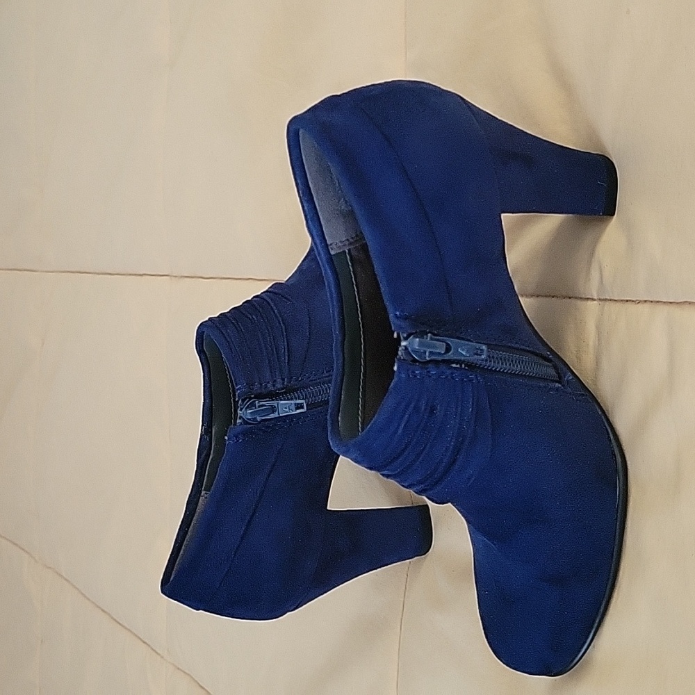 Aerosoles Shootie style suede shoe